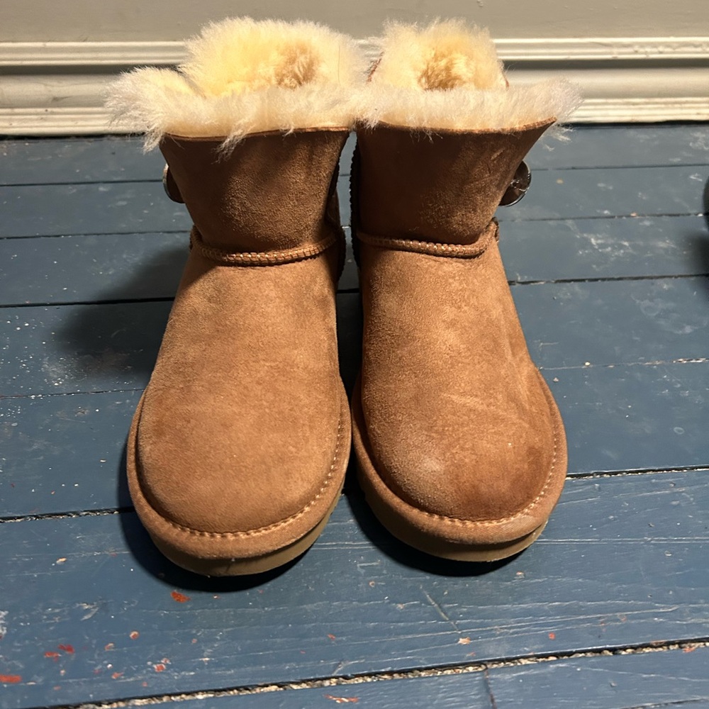 UGGS size 5 - Picture 2 of 3